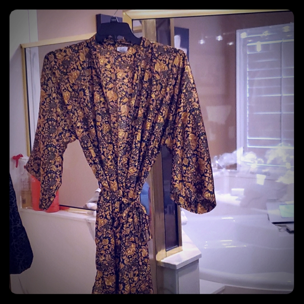 Beautiful gold colored paisley ladies' robe, 1 sz.